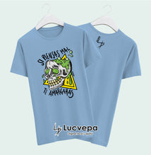 Cargar imagen en el visor de la galería, Camiseta Si piensas mal te amargaras