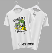 Cargar imagen en el visor de la galería, Camiseta Si piensas mal te amargaras
